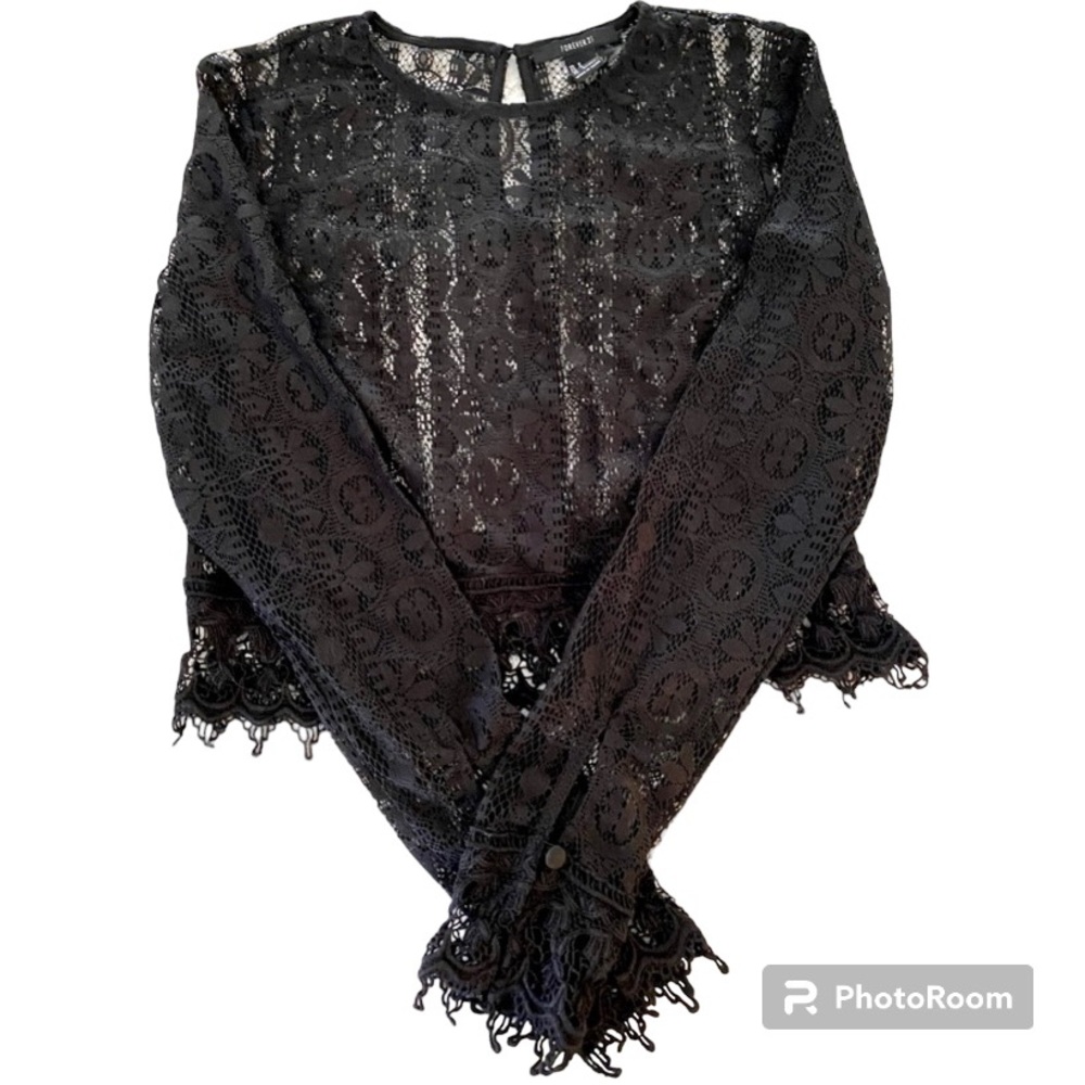 • lacy black crop top •